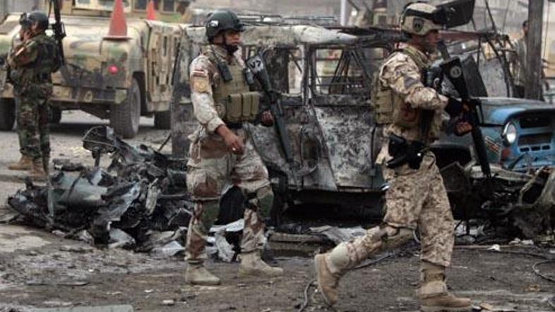 Iraški vojaki na prizorišču obsežnega bombnega napada v šiitskem predelu Bagdada