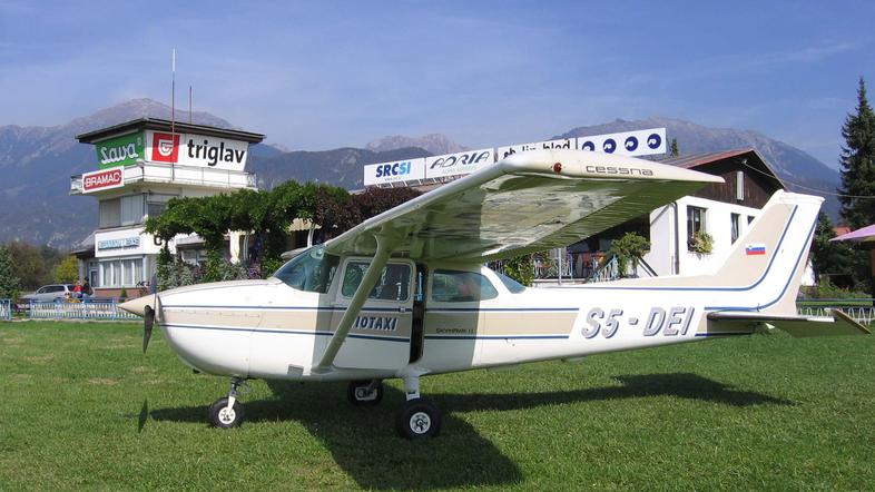 Vzletno pristajalno stezo na leškem letališču bi morali prestaviti pred odprtjem