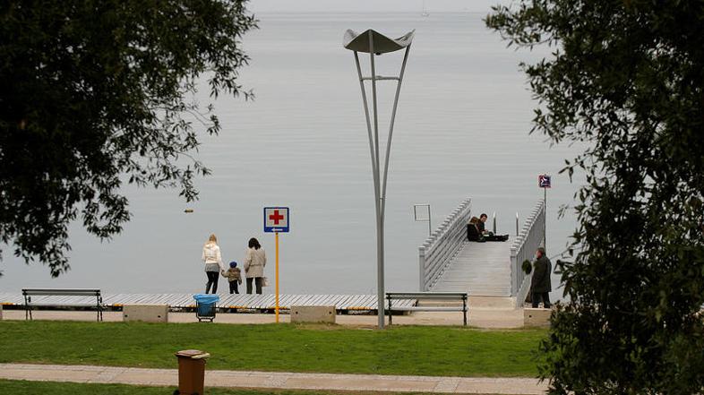 Po enem letu od namestitve koprskih luči jih ima le pet sončne celice. Ostajajo 