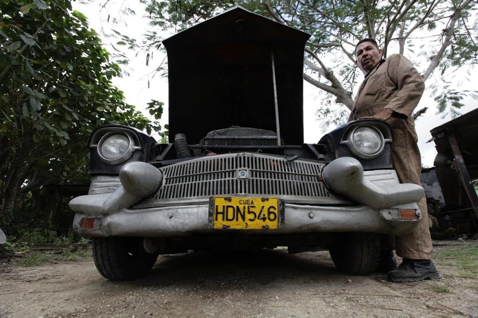 Taksist popravlja svojega cadillaca fleetwooda iz leta 1956. Avtomobil še po 55 