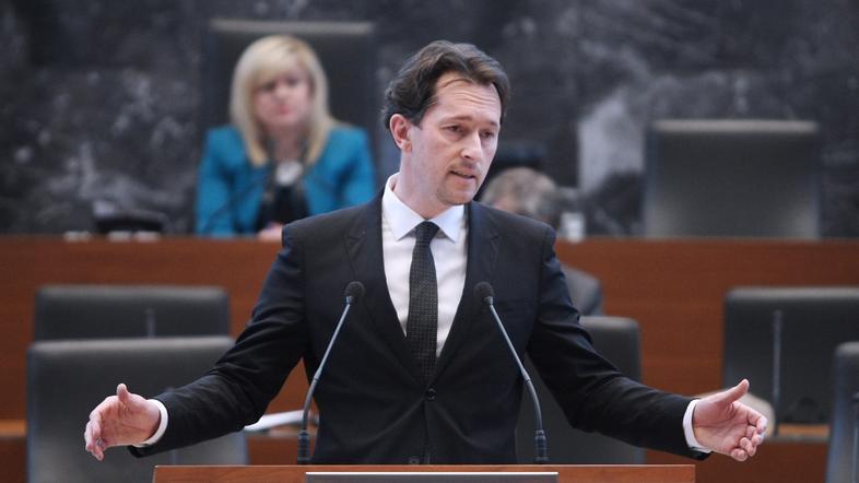 Slovenija 28.01.2013 Gregor Virant, zacetek 10. redne seje DZ, na kateri se bodo