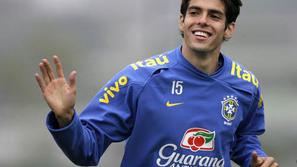 Kaká se je pred tekmo brazilske reprezentance z Urugvajem celo podpisoval na dre