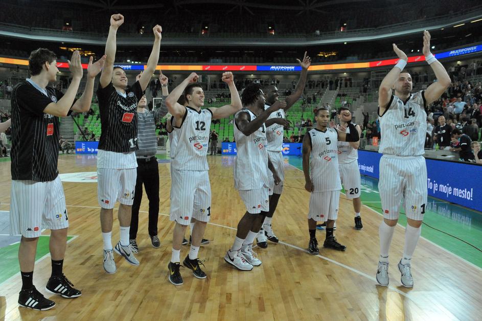 Takole so se uvrstitve v finale razveselili košarkarji Partizana. (Foto: Anže Pe
