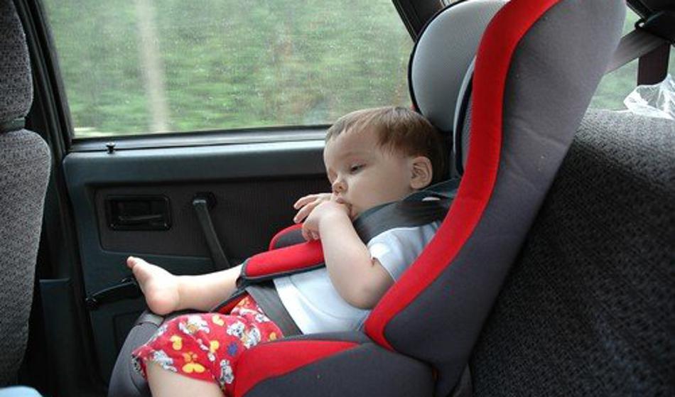 Mama odšla na delo, v avtu pa pustila otroka: Končalo se je tragično