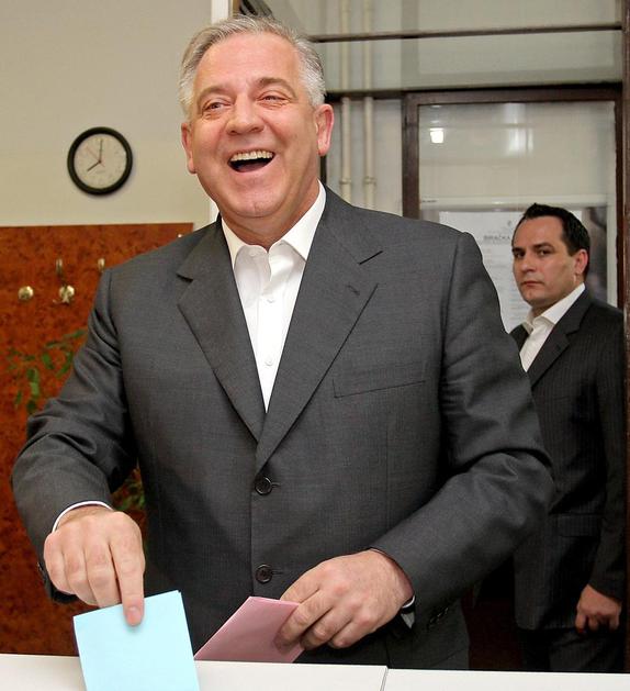 Tigar je svojega šefa budno spremljal tudi med oddajanjem glasovnic. (Foto: Žurn