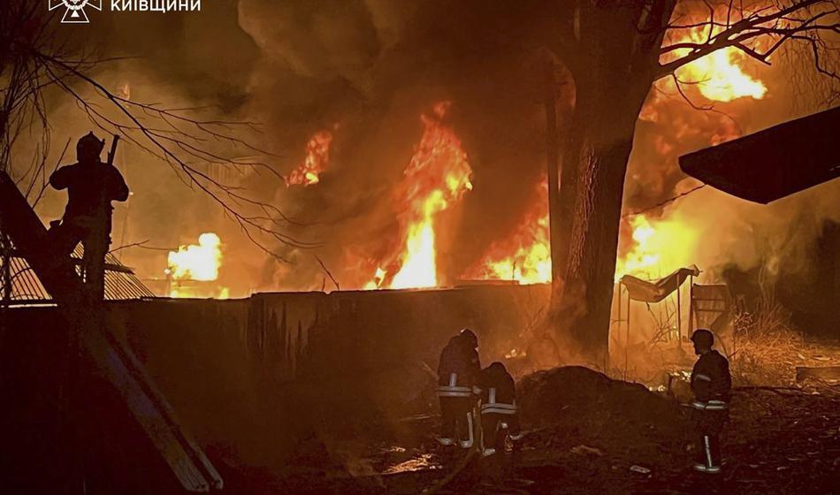 Silovit ruski napad na KIjev, sedež vlade v ognju