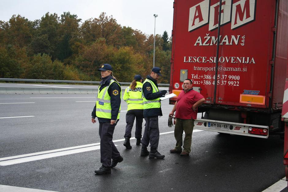 Na cestninski postaji Dob so policisti včeraj poostreno nadzirali tovorna vozila | Avtor: Žurnal24 main