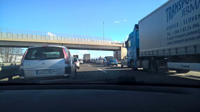 Zastoj zaradi prometne nesreče na dolenjski avtocesti