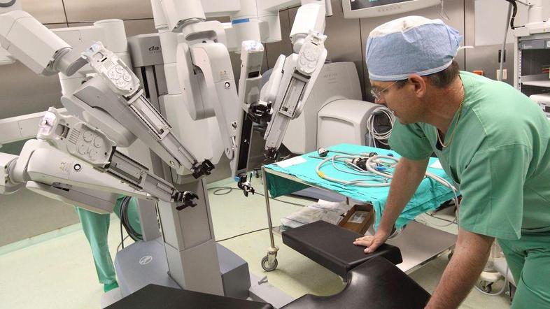 Robot kirurgija kirurški robot da Vinci