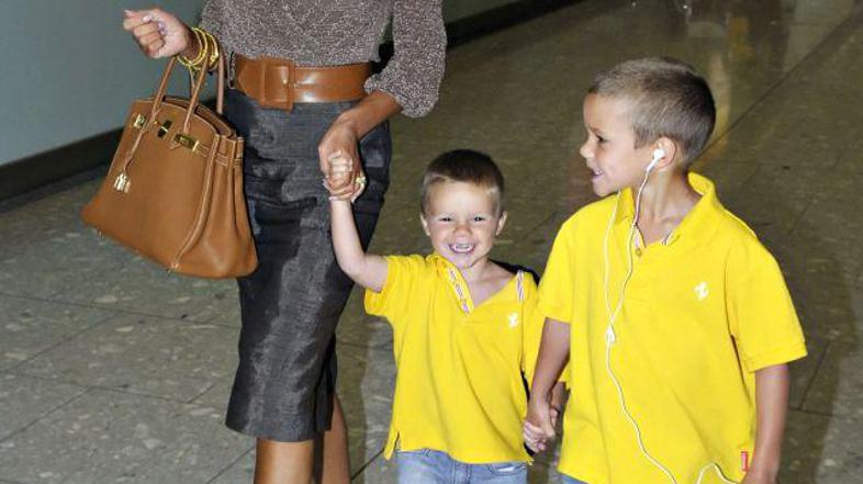 Konec dober, vse dobro – srečno so prispeli na londonsko letališče.