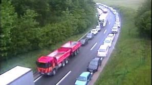 Zastoj na avtocesti zaradi prometne nesreče