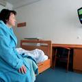 V nadstandardni bolnišnični sobi pacient biva sam, ima TV in telefon ter večinom
