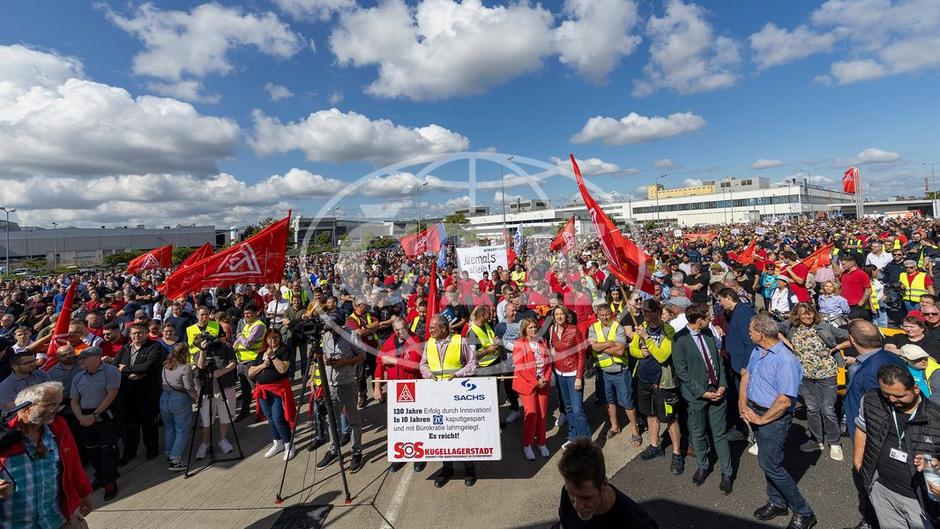 Protest delavcev ZF | Avtor: Profimedia