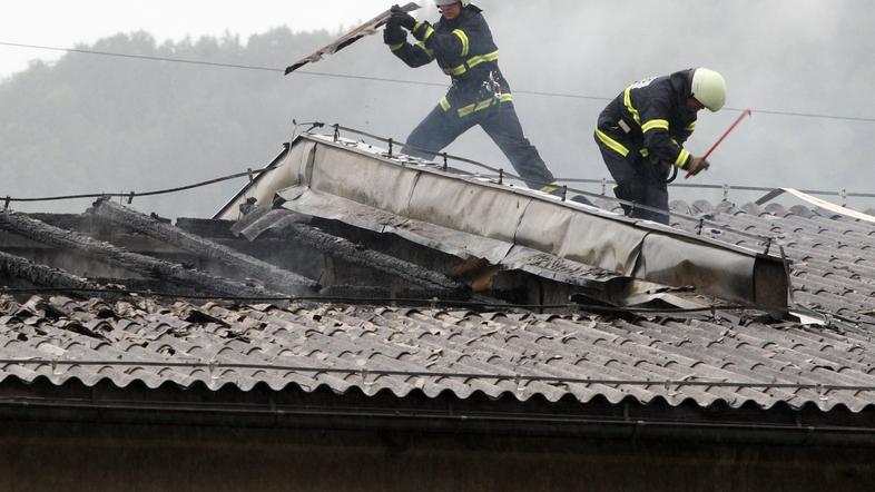Požar je v nedeljo uničil ostrešje in povzročil za okoli 150 tisočakov škode. (F