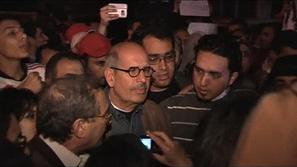 Mohamed El Baradej med množico protestnikov.  (Foto: Reuters)
