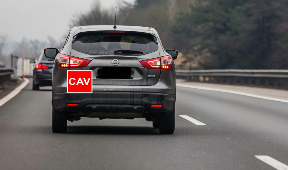 Avti pri nas bodo morali voziti z novo oznako CAV - kaj pomeni?
