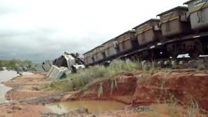 Vlak iztiril sredi poplav.