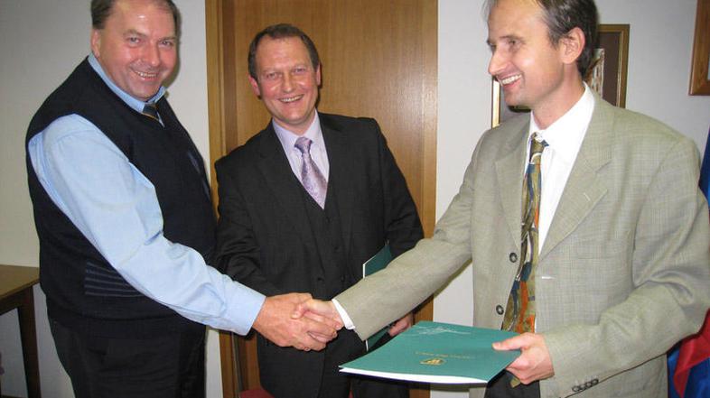 Pogodbo so včeraj popoldne podpisali (z leve) Branko Žiberna, direktor CP Kranj,