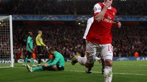 Robin van Persie je najprej izenačil, zmago pa je Arsenalu zagotovil Aršavin. (F