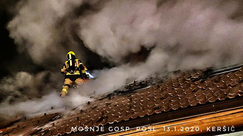 Gasilci gasijo požar gospodarskega poslopja