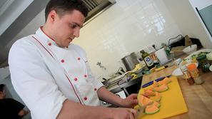 Tomaž se v kuhinji vidi tudi čez 30 let. Ujeli smo ga pri rezanju melon, čeprav,