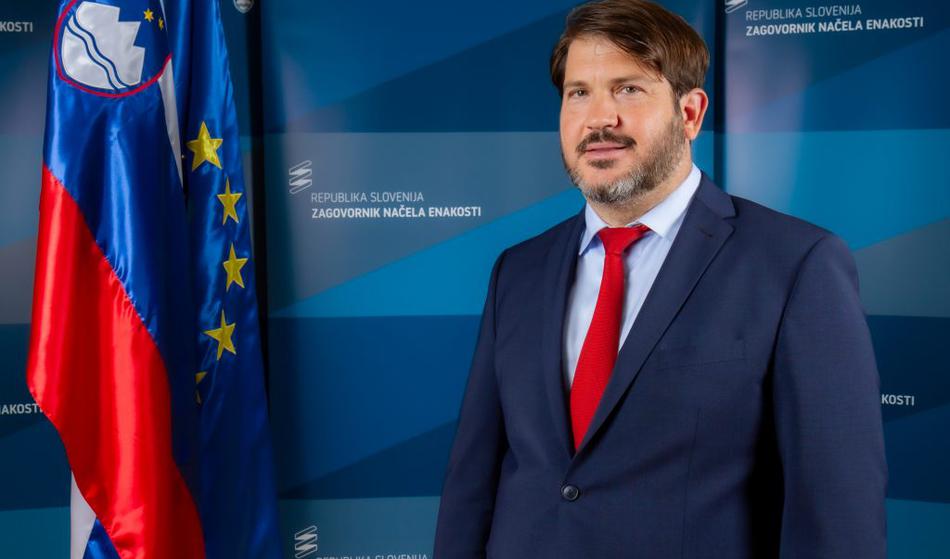 Zagovornika načela enakosti bi prestavili, ta se brani z vsemi štirimi