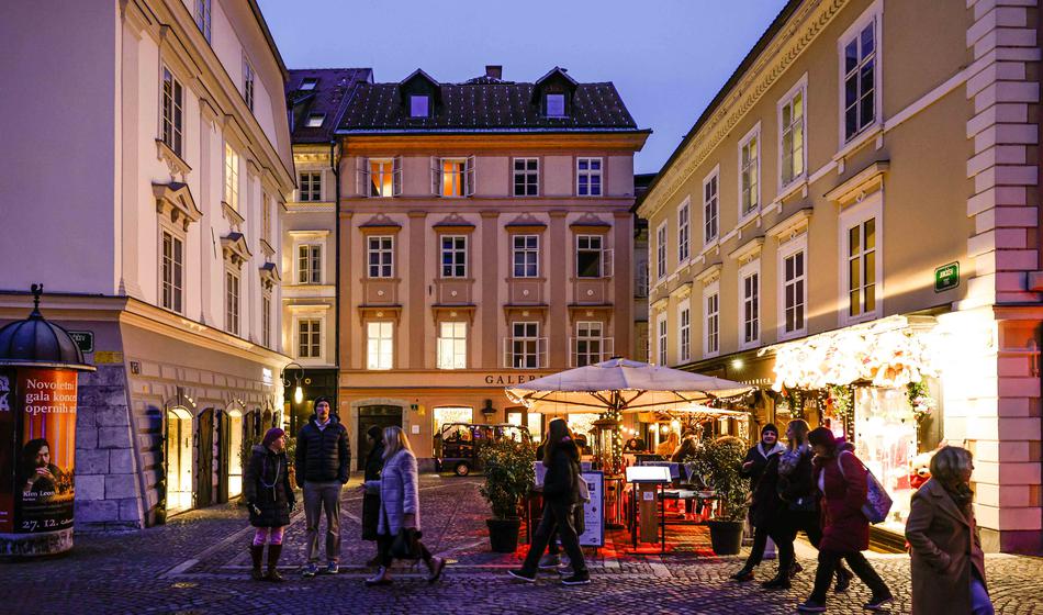 To se dogaja v Ljubljani: Starejše zvabijo iz hiše in udarijo