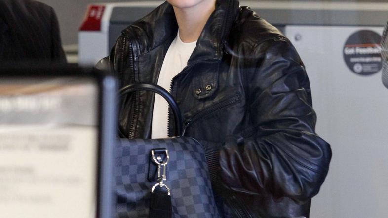 Najstnik bi rad bil pravi moški. (Foto: Flynet)