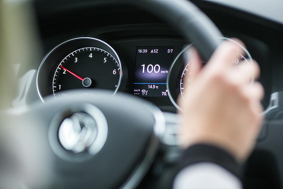 Volkswagen golf vožnja voznik voznica števec hitrost 100 km/h | Avtor: Saša Despot