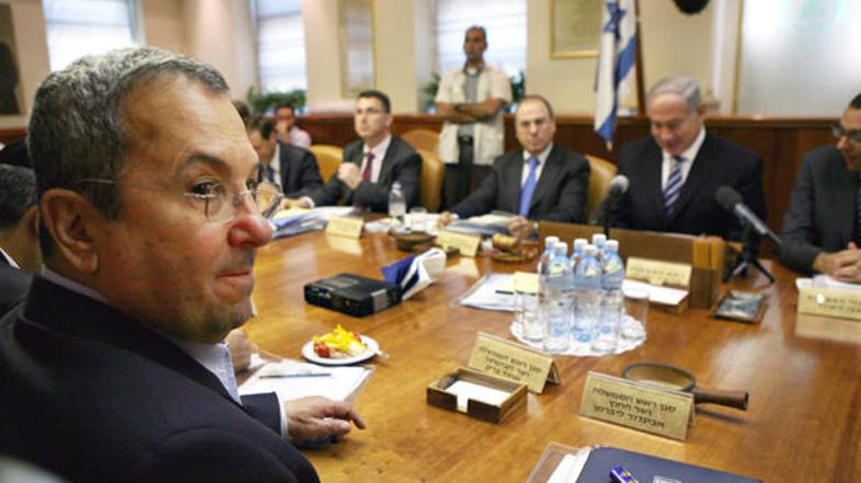 Izraelski minister za obrambo Ehud Barak se udeležuje tedenska zasedanja v Jeruz