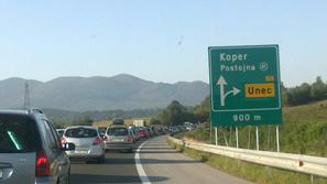 Zastoj na primorski avtocesti med Uncem in Postojno v smeri Kopra