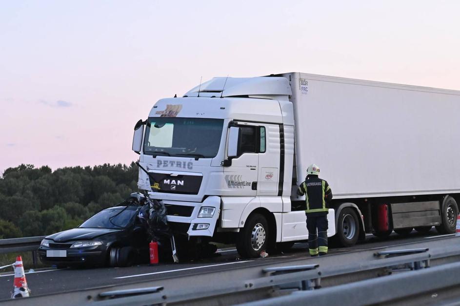 nesreča Hrvaška Brinje tovornjak avtomobil