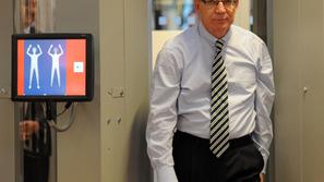 Minister de Maiziere se je med prvimi sprehodil skozi napravo. Zbrani se niso mo