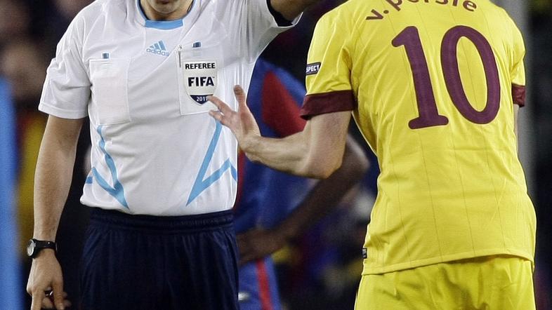 "Le kako naj bi slišal piščalko," je van Persie dopovedoval sodniku. (Foto: Reut