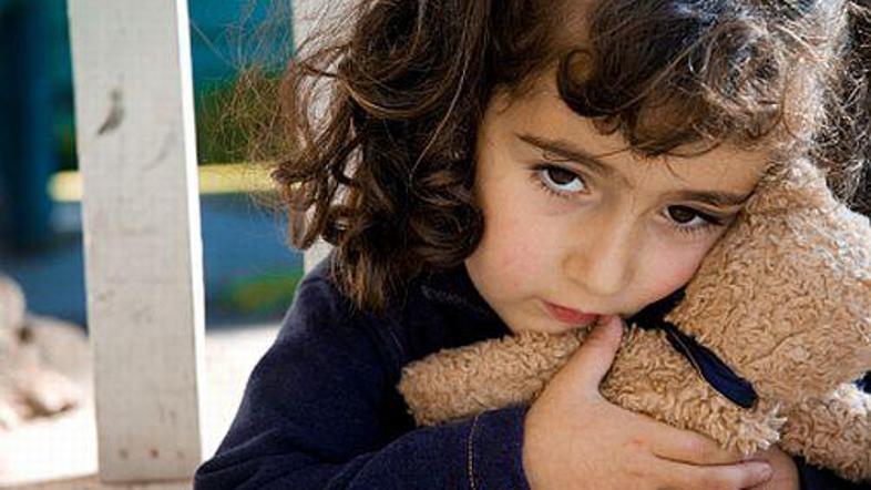 Travmatične dogodke lahko otrok globoko zakoplje.