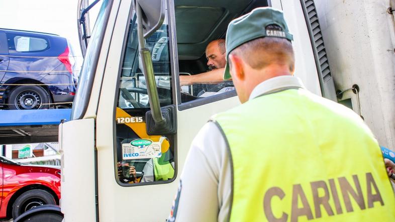 nadzor policistov in carinikov