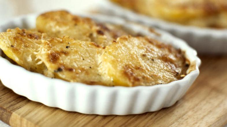 Pečen krompir postrezite takoj.