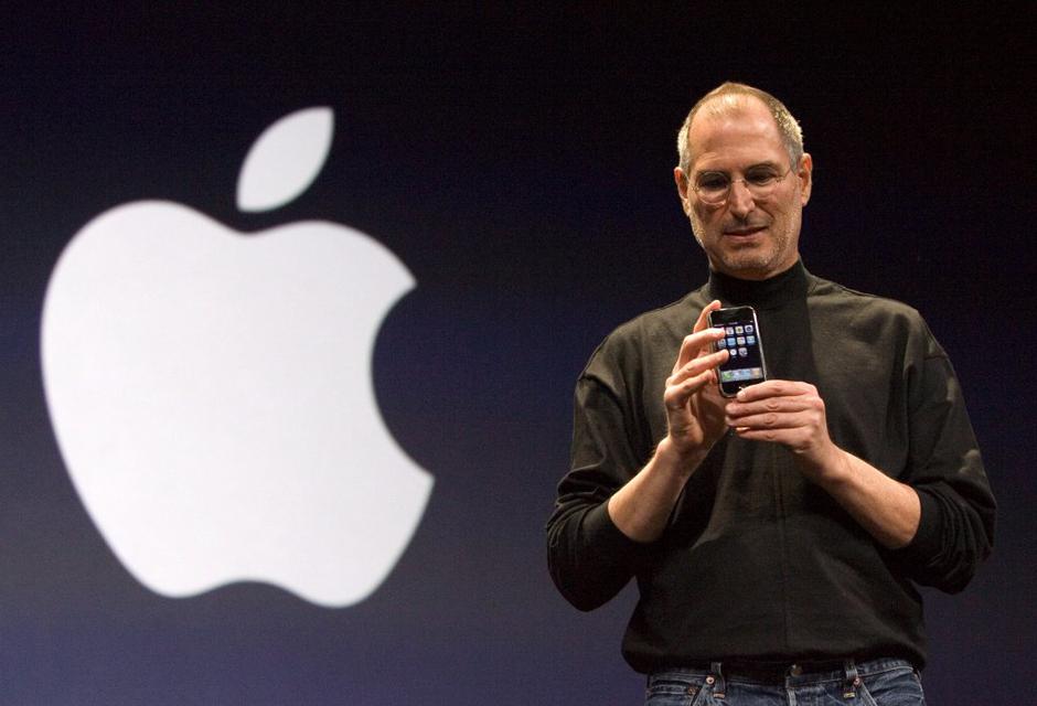 Steve Jobs s prvim iphonom leta 2007. | Avtor: EPA
