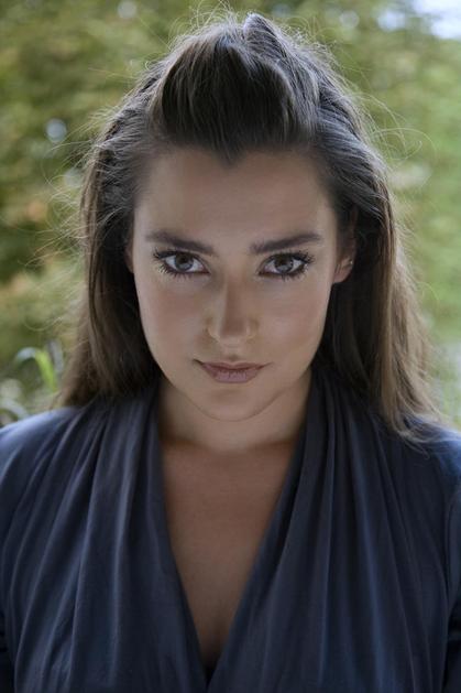 Ana oblikuje z rokami, z glavo in z idejami, ki združujejo njeno poznavanje mate