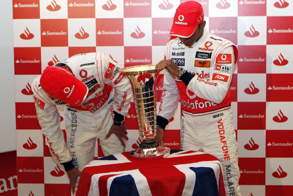 McLarnova dirkača Jenson Button in Lewis Hamilton sta si v sredo ogledovala poka