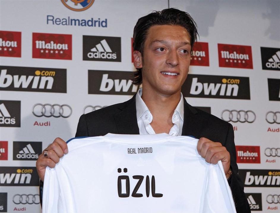 Özil Real Madrid podpis predstavitev dres novinarska