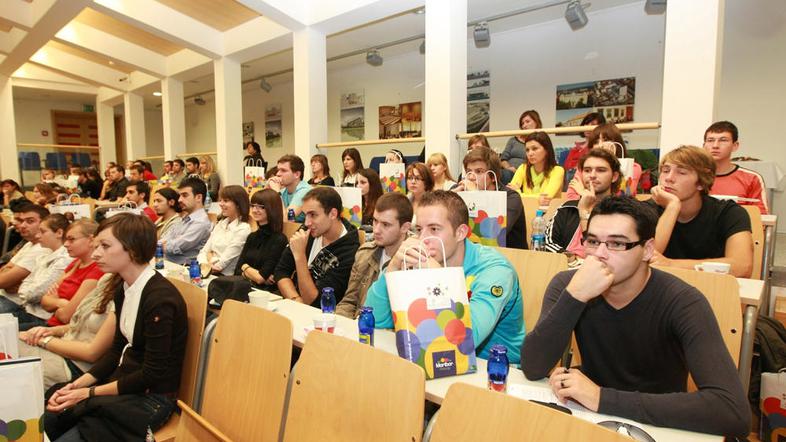 Tuji študenti potrebujejo pomoč pri prijavi, nastanitvi in študentski prehrani. 