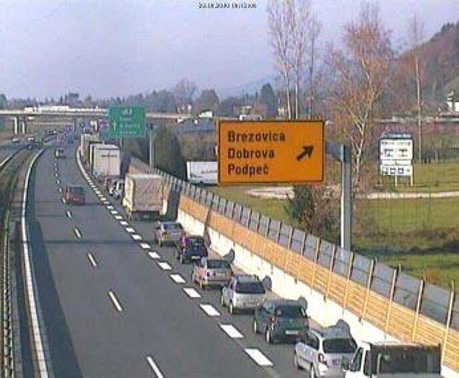 Takšna kolona se je okoli 10.20 vila na izvozu Brezovica. (Foto: Prometno-inform | Avtor: Žurnal24 main