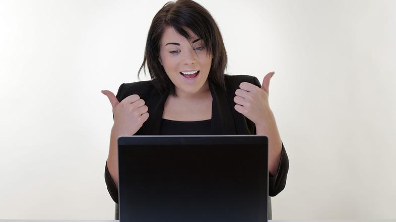 Računalnik, ženska, splet, internet