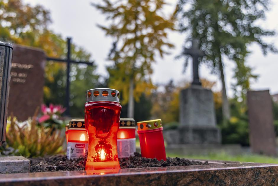nagrobna cvetje grob svečka | Avtor: Profimedia