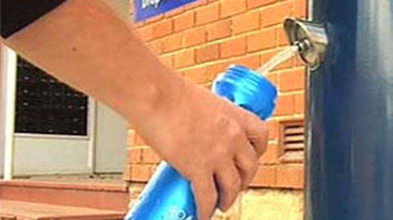 Prebivalci in obiskovalci mesta si lahko vodo natočijo kar na ulici.