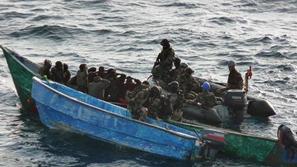 Somalijski pirati so v Adenskem zalivu zjutraj ob sedmi uri zajeli slovensko lad
