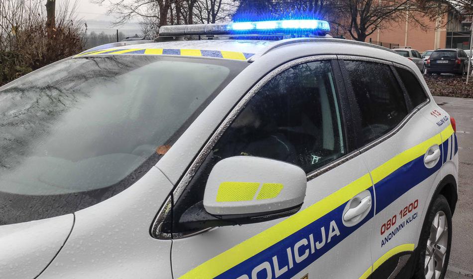Silovito je počilo: Policist na nujni vožnji trčil v nasproti vozeče vozilo