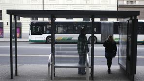 Postajališča, kjer vozi največ mestnih avtobusov, so še vedno brez pravih voznih