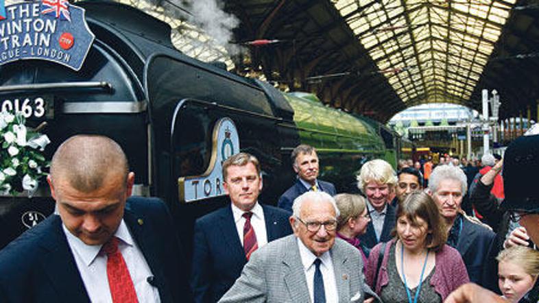 Nekdanjega borzni posrednik Nicholas Winton je leta 1939 z vlakom iz takratne Če